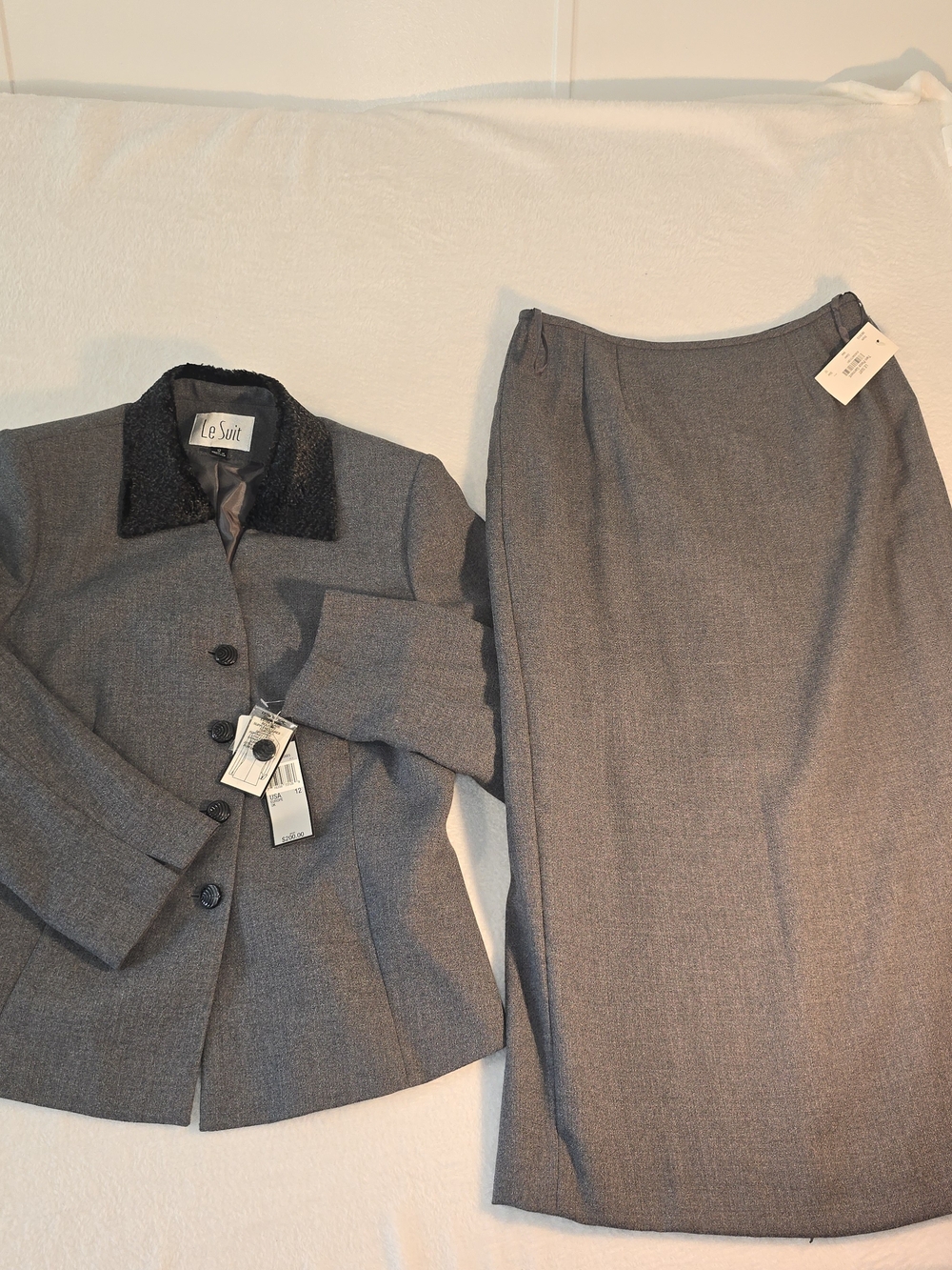 Le Suit 2 Piece VTG Blazer And Skirt. Size 12 Gray Faux Fur Coller NWT MSRP 200$